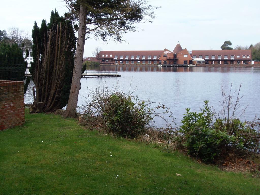 Lakeside Continental Hotel Camberley Exterior foto