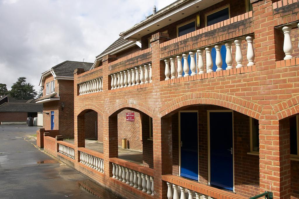 Lakeside Continental Hotel Camberley Exterior foto